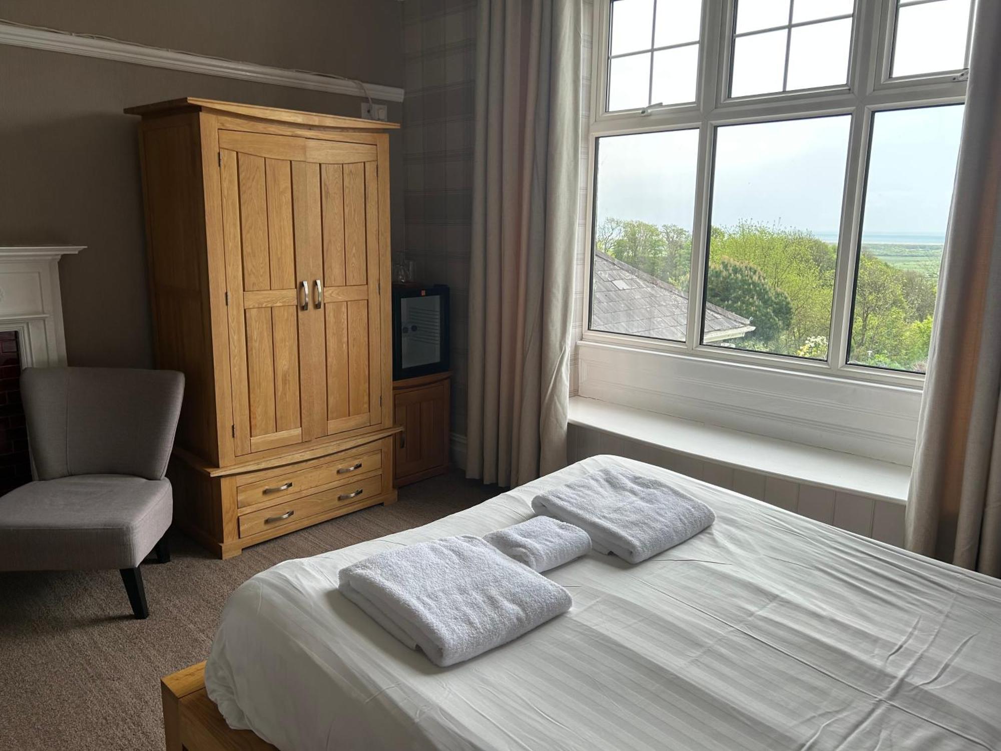 Broadway House Bed & Breakfast ลาจห์น ภายนอก รูปภาพ